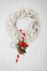 圣诞花圈和甘蔗白色木制背景图片