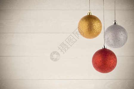 三个圣诞舞会挂在木子背景上图片