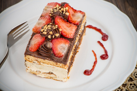 巧克力草莓蛋糕在白板和木桌上图片