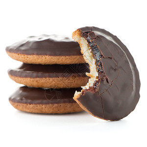 Straberry填补饼干巧克力顶部与白色背景隔绝图片