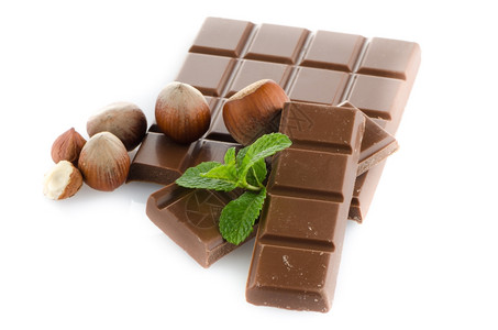 巧克力部分和肉桂棒孤立在白色背景图片