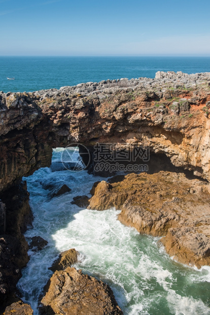 Cascais的岩石海岸线以这个山洞闻名魔鬼的下巴或之门葡萄牙图片