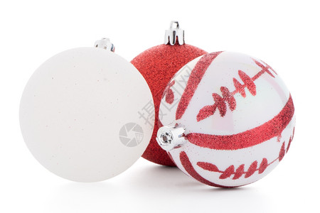 白色背景上的圣诞装饰球图片