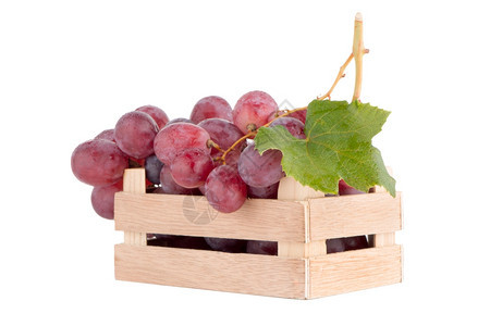 红葡萄在木箱里白背景的纸箱里被隔绝图片