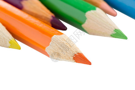 关闭白背景上不同颜色的彩铅笔图片
