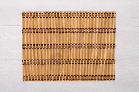 木制甲板桌上的竹子垫图片