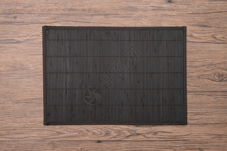 木制甲板桌上的竹子垫图片