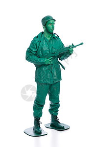男人穿着绿色玩具士兵服装穿着riffle孤立在白色背景背景图片