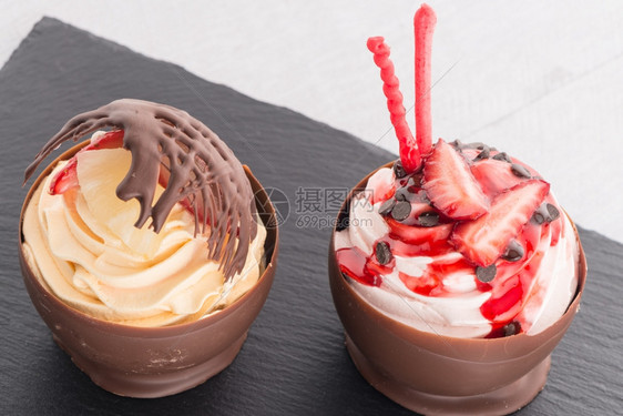 美味的草莓和巧克力甜圈黑板底图片