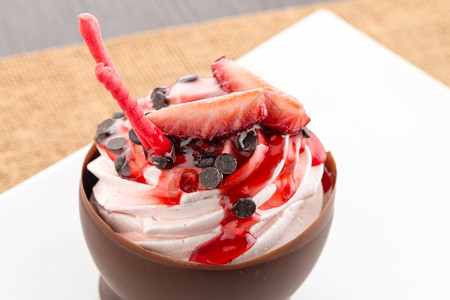 巧克力慕斯美味的草莓和巧克力糕饼白板底的巧克力甜圈背景