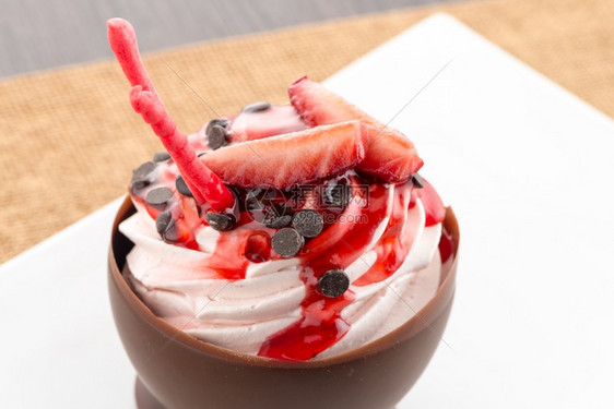 美味的草莓和巧克力糕饼白板底的巧克力甜圈图片