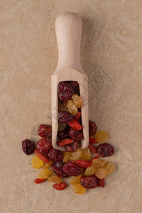 顶端的木制勺子混合干果与米基黑乙烯背景图片