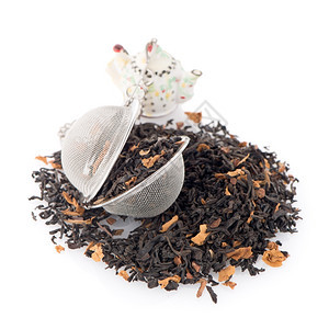 有花瓣的芳香黑干茶和白色反射背景的茶技师图片