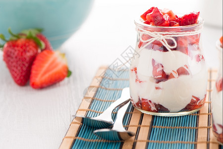 草莓切丁放入酸奶瓶里图片