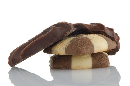 白色反射背景的美味黄油和巧克力饼干的特写细节图片