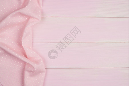 木制厨房桌上的粉色毛巾从上面看图片