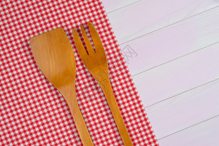 白色和红毛巾上的厨房用餐放在木制厨房桌子上从面看图片