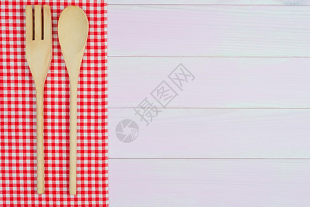 白色和红毛巾上的厨房用餐放在木制厨房桌子上从面看图片