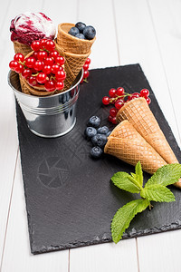黑板上的红水果冰淇淋甜筒图片