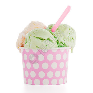 白色背景的粉色纸杯冰淇淋图片