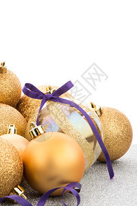 金色的圣诞球背景图片