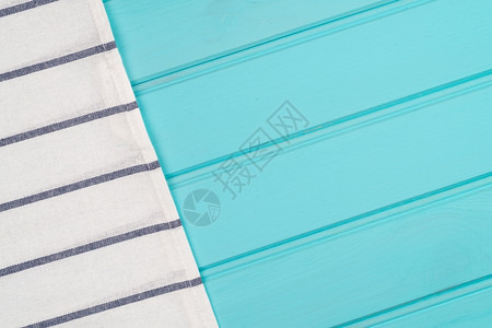 蓝毛巾和白在木制桌子的表面图片