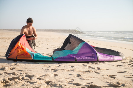 Kitesurfer在海滩美丽的日落上准备了设图片