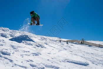 滑雪运动员在进行滑雪跳跃图片