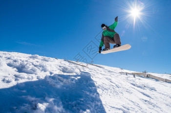 滑雪运动员在进行滑雪跳跃图片