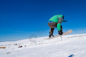 滑雪运动员对蓝天进行彻底的跳跃图片