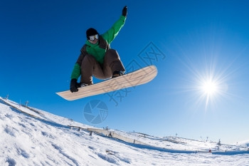 滑雪运动员对蓝天进行彻底的跳跃高清图片