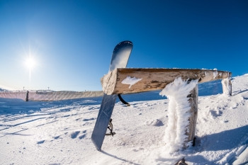 滑雪板倾斜在木轨上图片