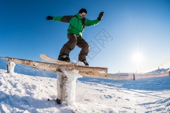 滑雪运动员在木轨上滑行图片