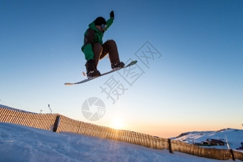 雪车在日落的天空跳上山来雪图片