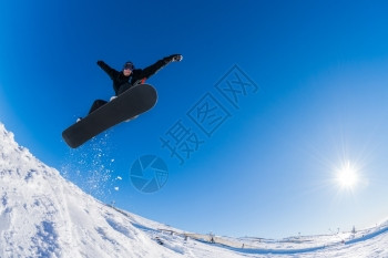 滑雪运动员对蓝天进行彻底的跳跃图片