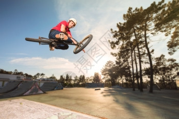 滑板场的Bmx桌顶图片