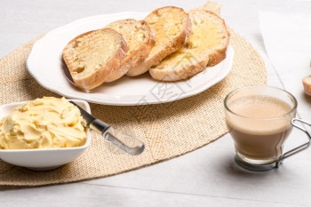 早餐糕点有面包加黄油和牛奶或咖啡图片