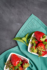 在黑板桌顶的碗里吃草莓图片