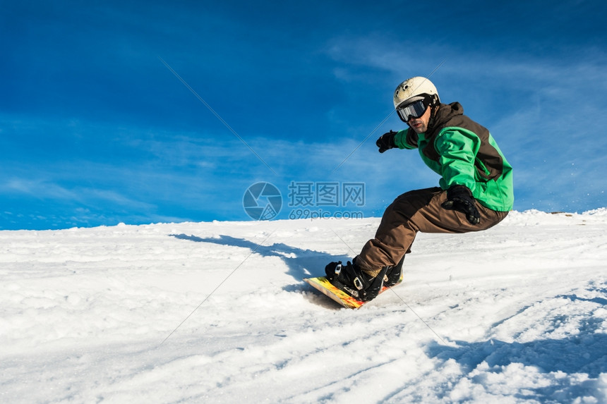 在山上骑着滑雪车与蓝天对峙图片