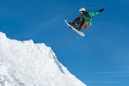 滑雪运动员对蓝天进行彻底的跳跃图片