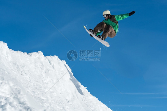 滑雪运动员对蓝天进行彻底的跳跃图片