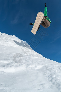 滑雪运动员对蓝天进行彻底的跳跃高清图片