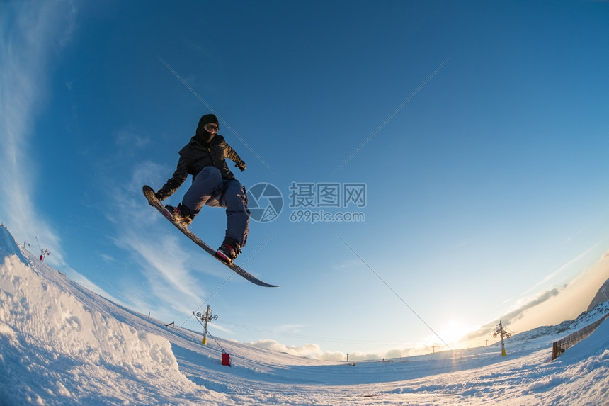 滑雪运动员对蓝天进行彻底的跳跃图片