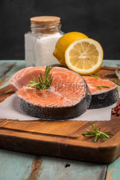 新鲜鱼鲑生牛排配有海盐胡椒和草药食物背景图片