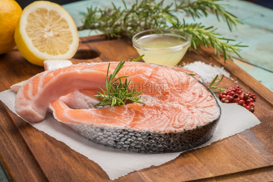 新鲜鱼鲑生牛排配有海盐胡椒和草药食物背景图片