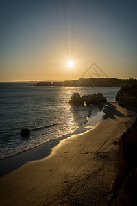 日落时分葡萄牙阿尔加夫地区波提毛的普拉亚达罗沙景观图片