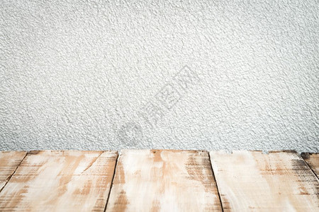 灰壁背景的木桌顶面图片