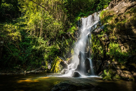卡布雷亚葡萄牙美丽的瀑布长期光滑效应高清图片