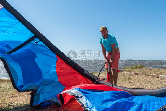 为阳光明媚的一天冲浪做准备图片