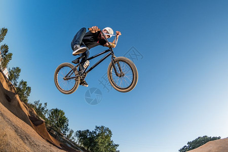 Bmx桌顶在泥土轨道上图片